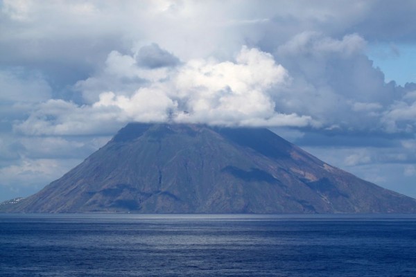  Gunung Ibu  di Maluku Utara Meletus Status Masih Waspada