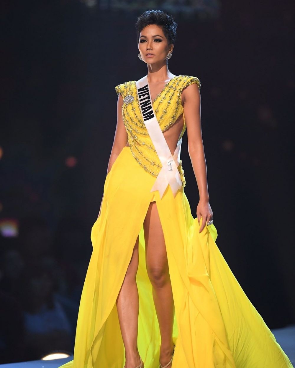 10 Evening Gown Paling Cantik di Gelaran Miss Universe 2018