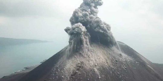 Fakta Menarik Gunung Anak Krakatau yang Masih Aktif & Terus Tumbuh - IDN Times