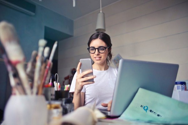 5 Alasan Mengapa Kamu Tidak Boleh Memainkan Gadget Saat Sedang Kerja