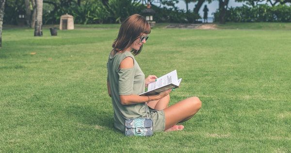 Kenapa Setiap Perempuan Harus Baca Buku, Ini Alasannya!