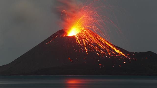 7 Fakta Menarik Gunung Anak Krakatau yang Masih Aktif & Terus Tumbuh