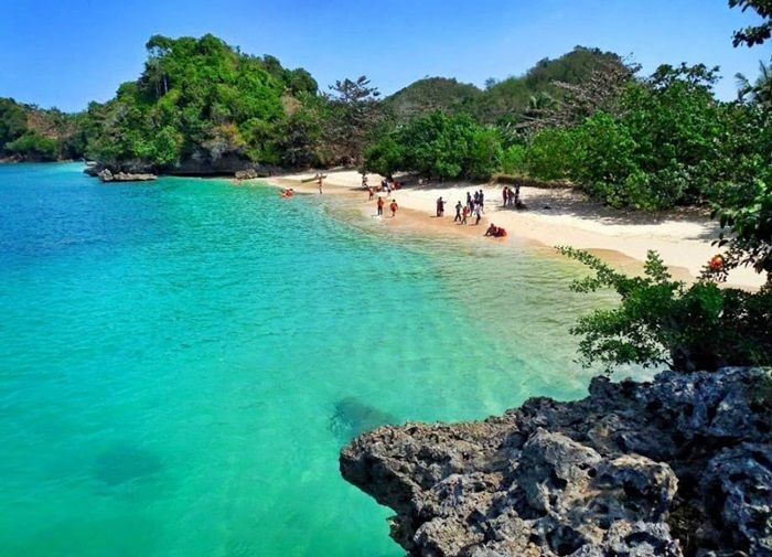 10 Wisata Pantai Terkenal Indah Dan Asri Di Malang