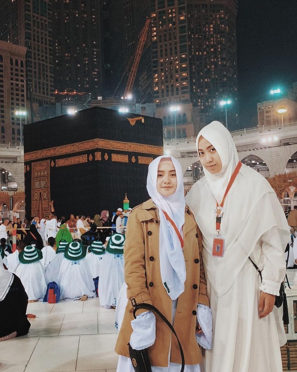 Dekatkan Diri Pada Tuhan, Ini 10 Potret Artis Saat Umrah di Tanah Suci