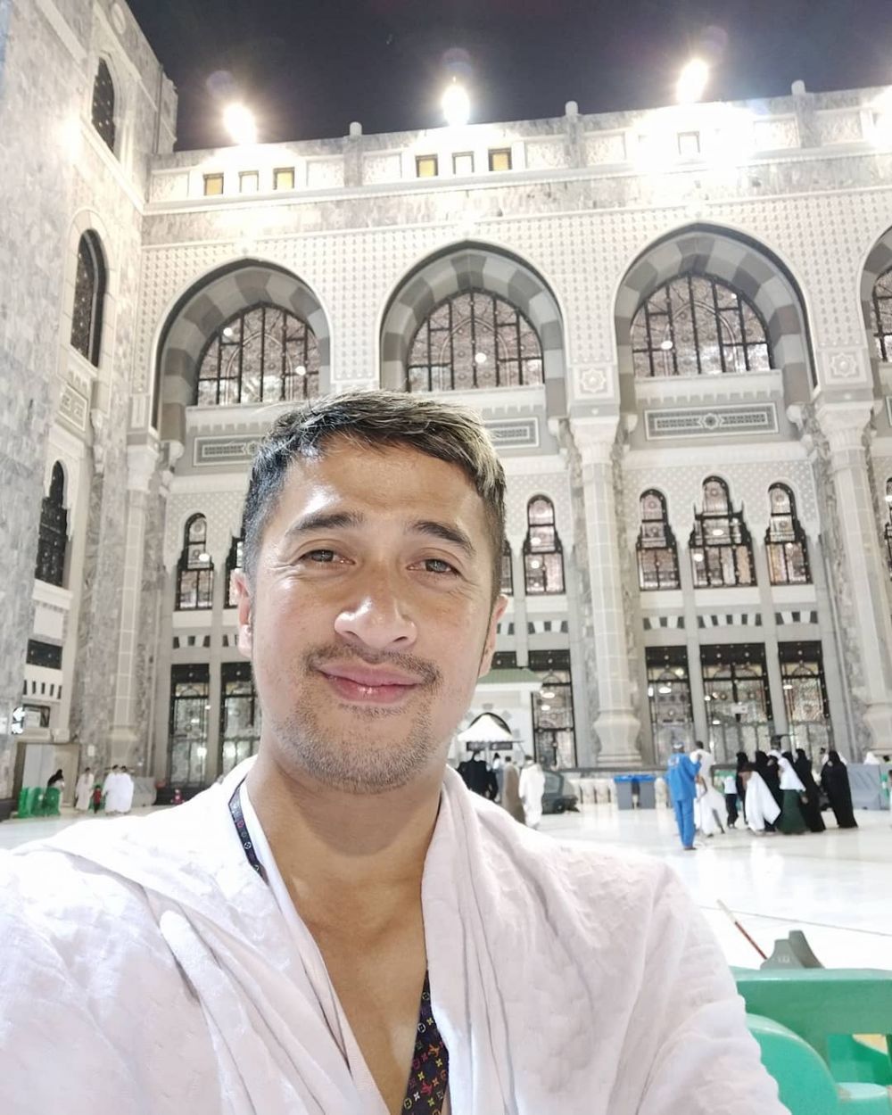 Dekatkan Diri Pada Tuhan, Ini 10 Potret Artis Saat Umrah di Tanah Suci