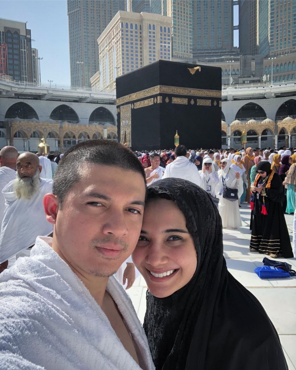 Dekatkan Diri Pada Tuhan, Ini 10 Potret Artis Saat Umrah di Tanah Suci