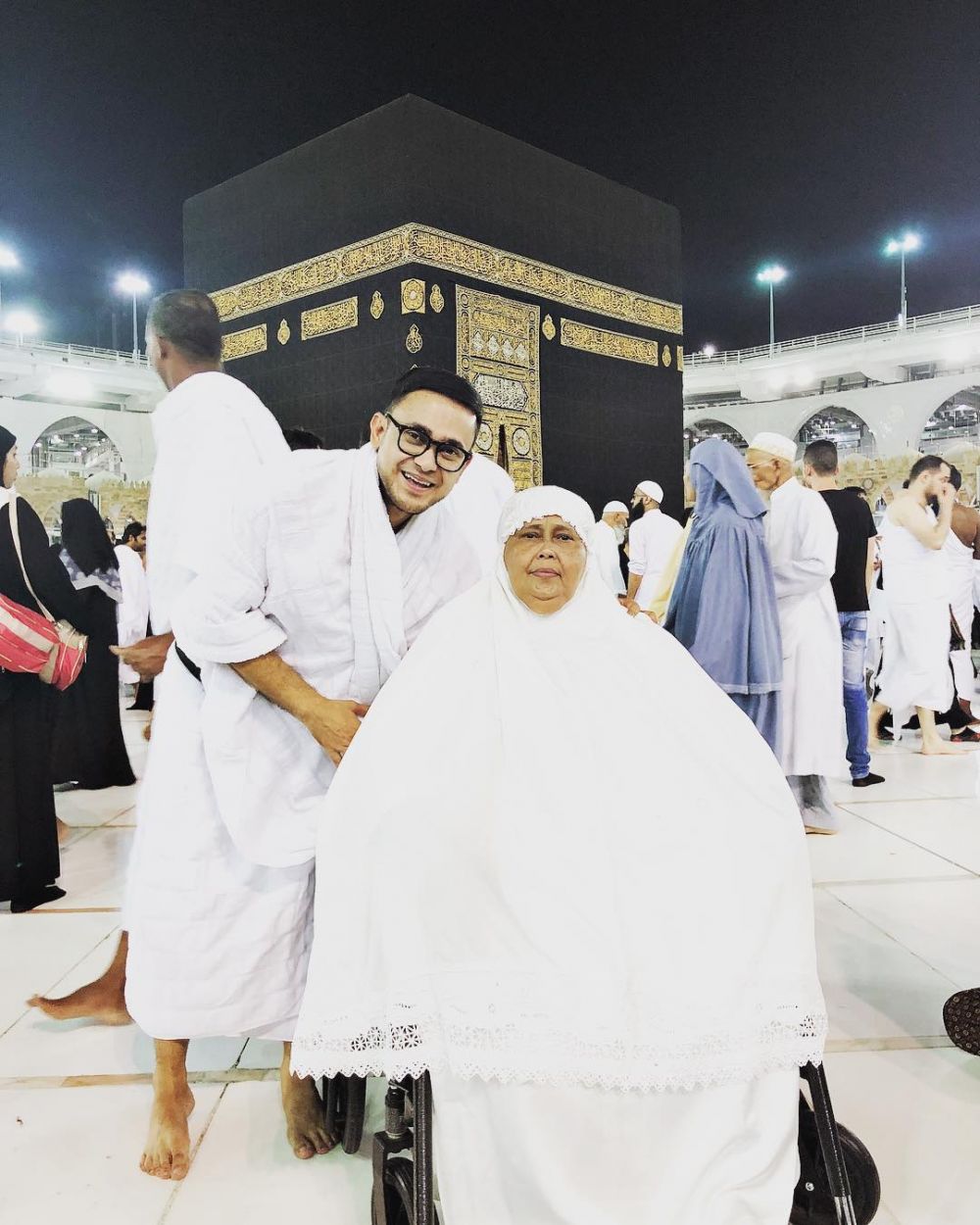 Dekatkan Diri Pada Tuhan, Ini 10 Potret Artis Saat Umrah di Tanah Suci