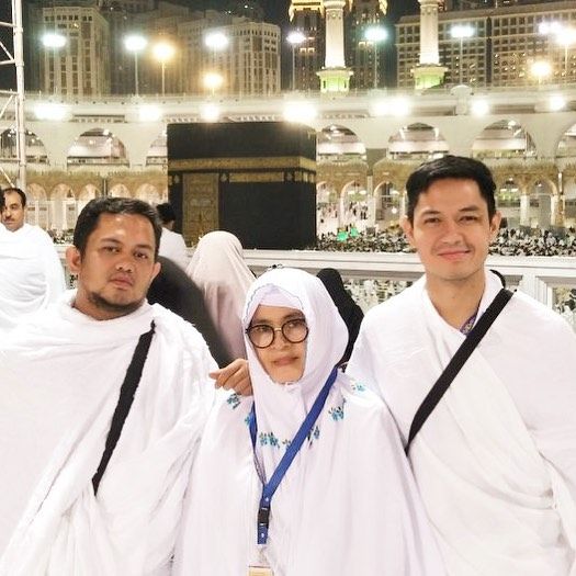 Dekatkan Diri Pada Tuhan, Ini 10 Potret Artis Saat Umrah di Tanah Suci