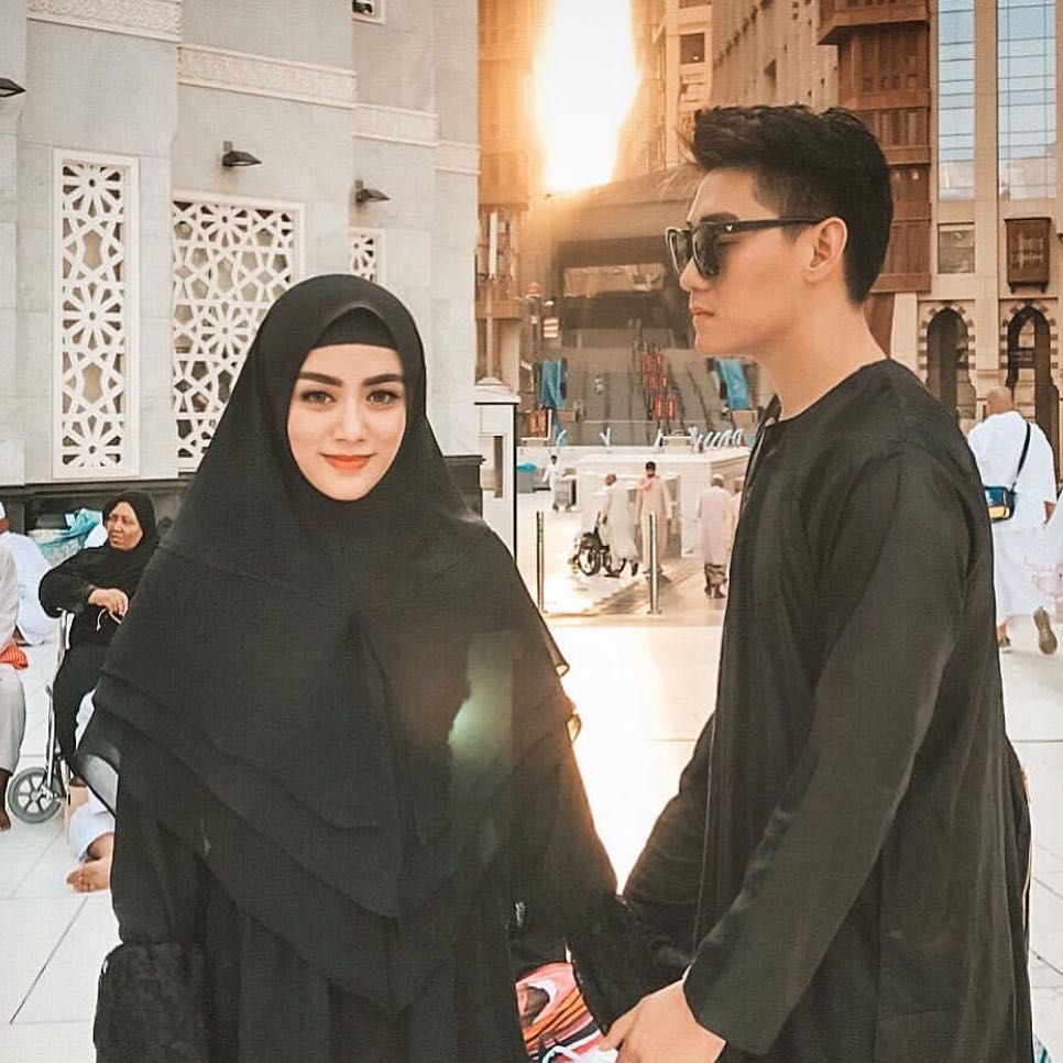 Dekatkan Diri Pada Tuhan, Ini 10 Potret Artis Saat Umrah di Tanah Suci