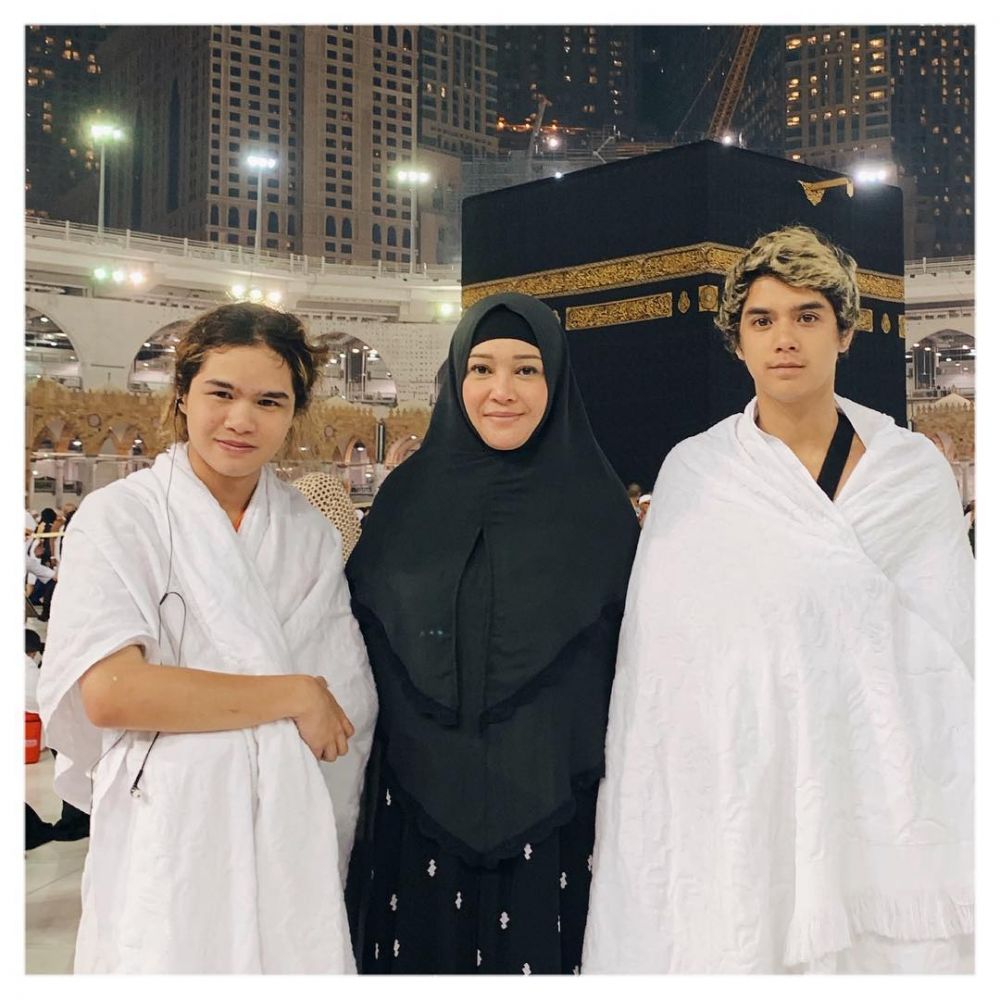 Dekatkan Diri Pada Tuhan, Ini 10 Potret Artis Saat Umrah di Tanah Suci