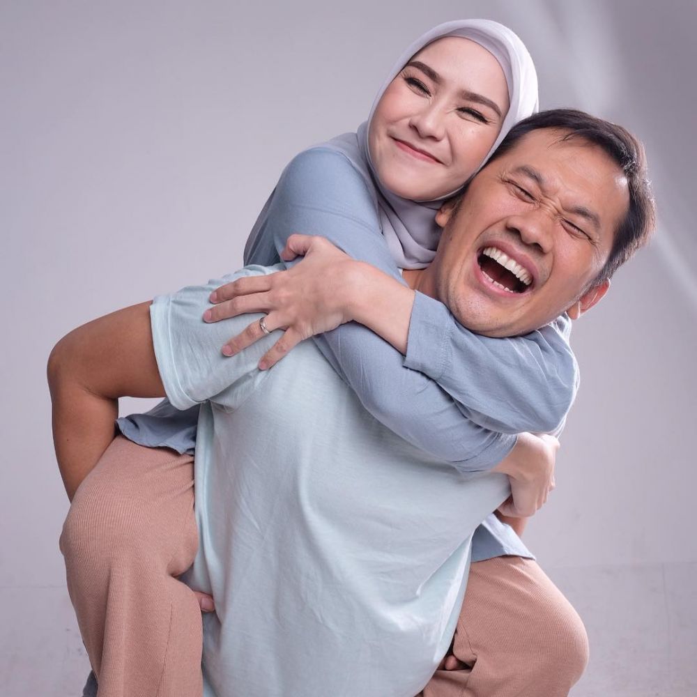 Jodoh Tak Kemana, 6 Artis Indonesia Ini Jatuh ke Pelukan Sutradara