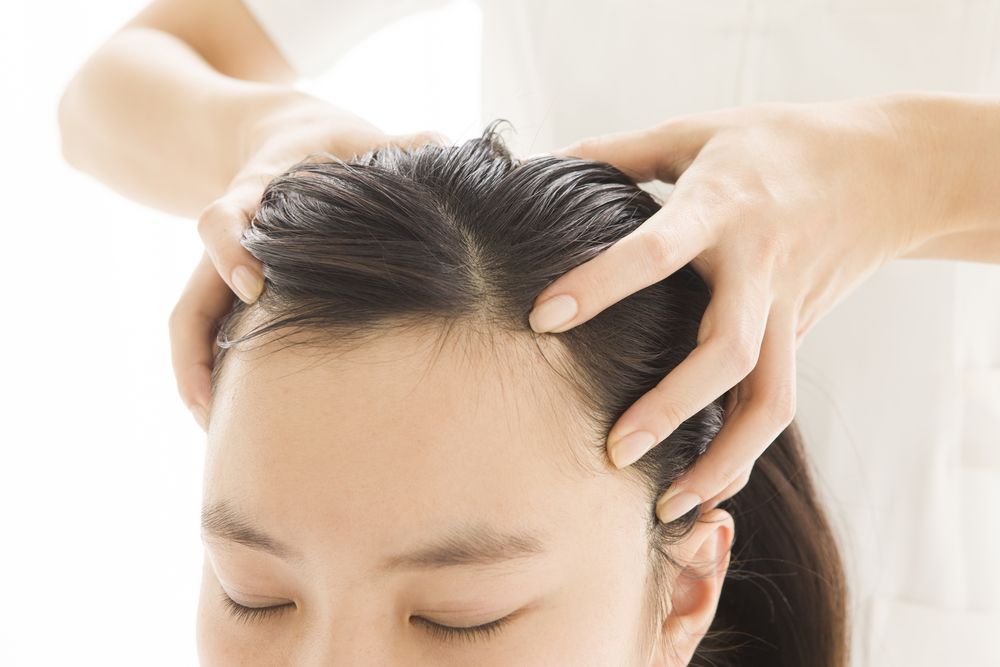 Gak Perlu ke Salon, Ini 7 Cara Alami Meluruskan Rambut Keriting