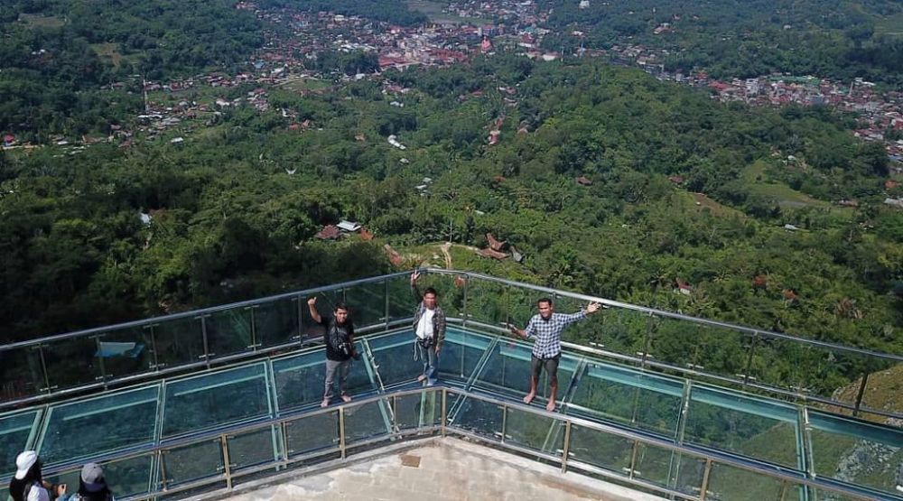 Sandiaga Uno Perintahkan Evaluasi Kelayakan Wahana Jembatan Kaca: Tidak Boleh Terjadi Lagi!