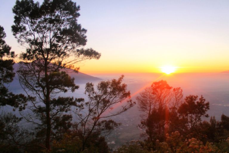 Cantik Banget! Ini 5 Spot Sunrise Terbaik di Malang