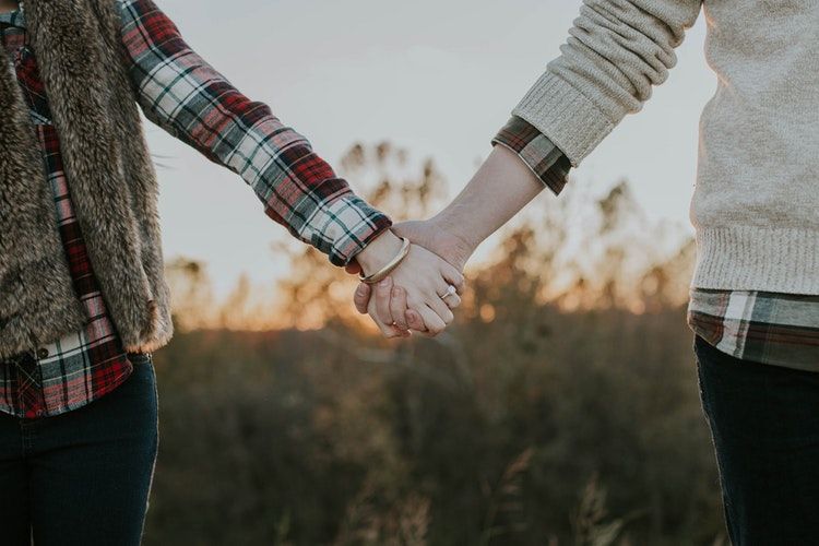 7 Cara Pegangan Tangan Ini Ungkap Makna Cinta Dari Hubungan Kamu