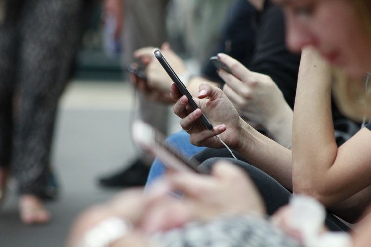 5 Hal Ini akan Kamu Lewatkan jika Terlalu Larut dalam Media Sosial
