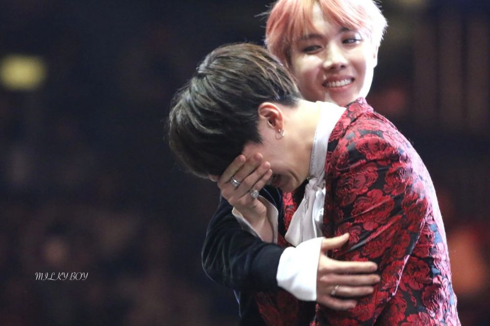 Dipanggil SOPE, Intip Yuk 10 Potret Persahabatan Suga dan J-Hope BTS