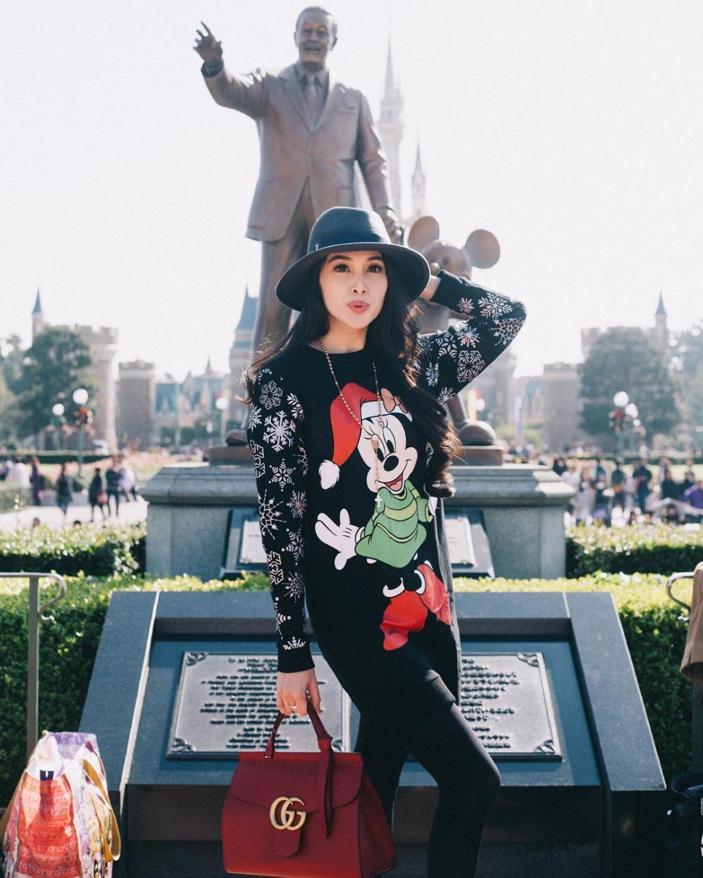 10 Momen Sandra Dewi Saat Jadi Penggila Berat Mickey Mouse, Gemasin!