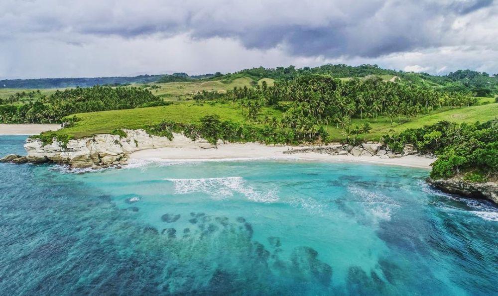 7 Potret Indahnya Pantai Watubela Pulau Sumba yang Bikin Takjub!