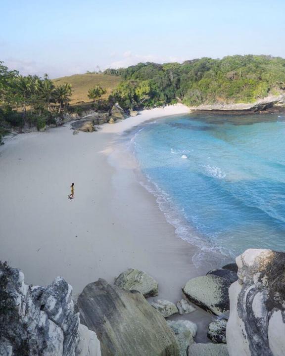 7 Potret Indahnya Pantai Watubela Pulau Sumba yang Bikin Takjub!