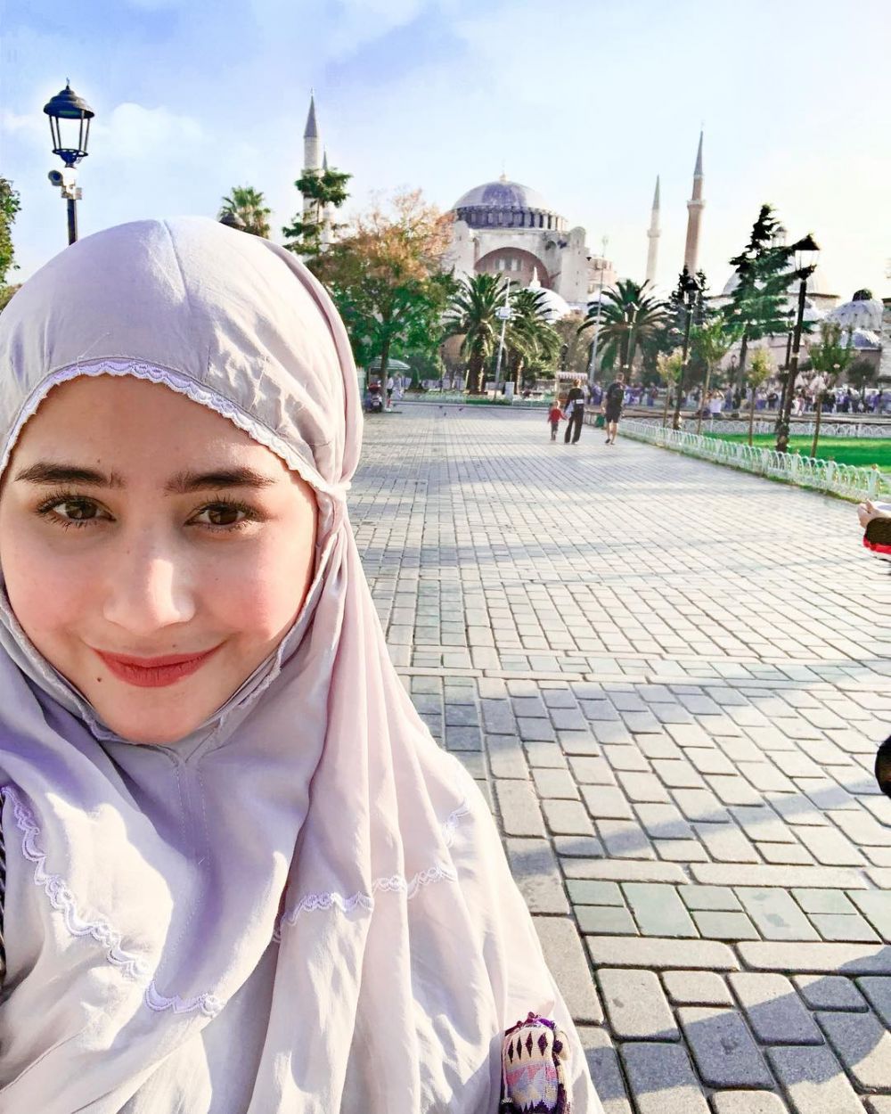 Anggun Bak Bidadari, 10 Potret Prilly Latuconsina dalam Balutan Hijab
