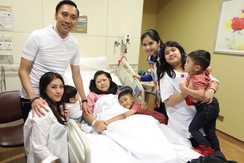 Menderita Kanker Darah, 7 Potret Dukungan Keluarga Untuk Ani Yudhoyono