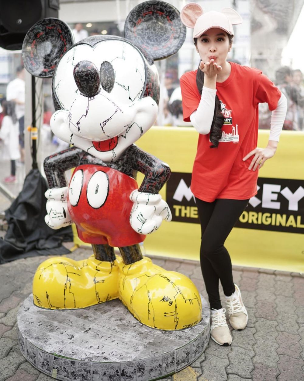 10 Momen Sandra Dewi Saat Jadi Penggila Berat Mickey Mouse, Gemasin!