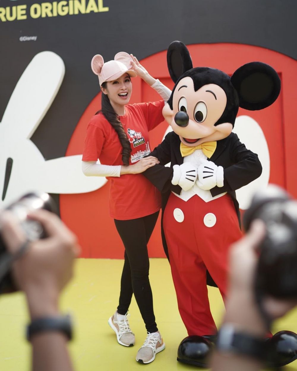 10 Momen Sandra Dewi Saat Jadi Penggila Berat Mickey Mouse, Gemasin!