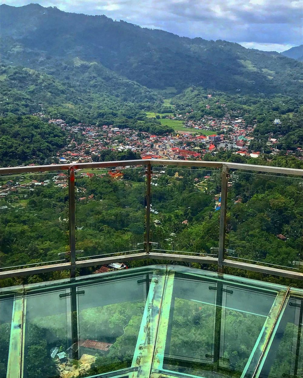 Potret Jembatan Kaca Buntu Burake Di Tana Toraja