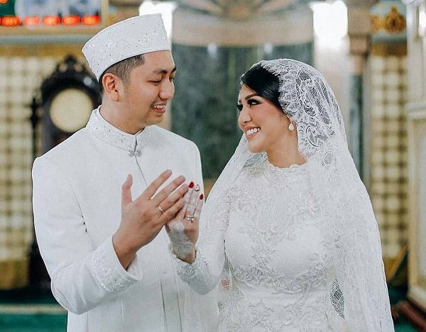 Ikut Pilkada, 10 Potret Menawan Tengku Ryan Suami Ariska Putri Pertiwi