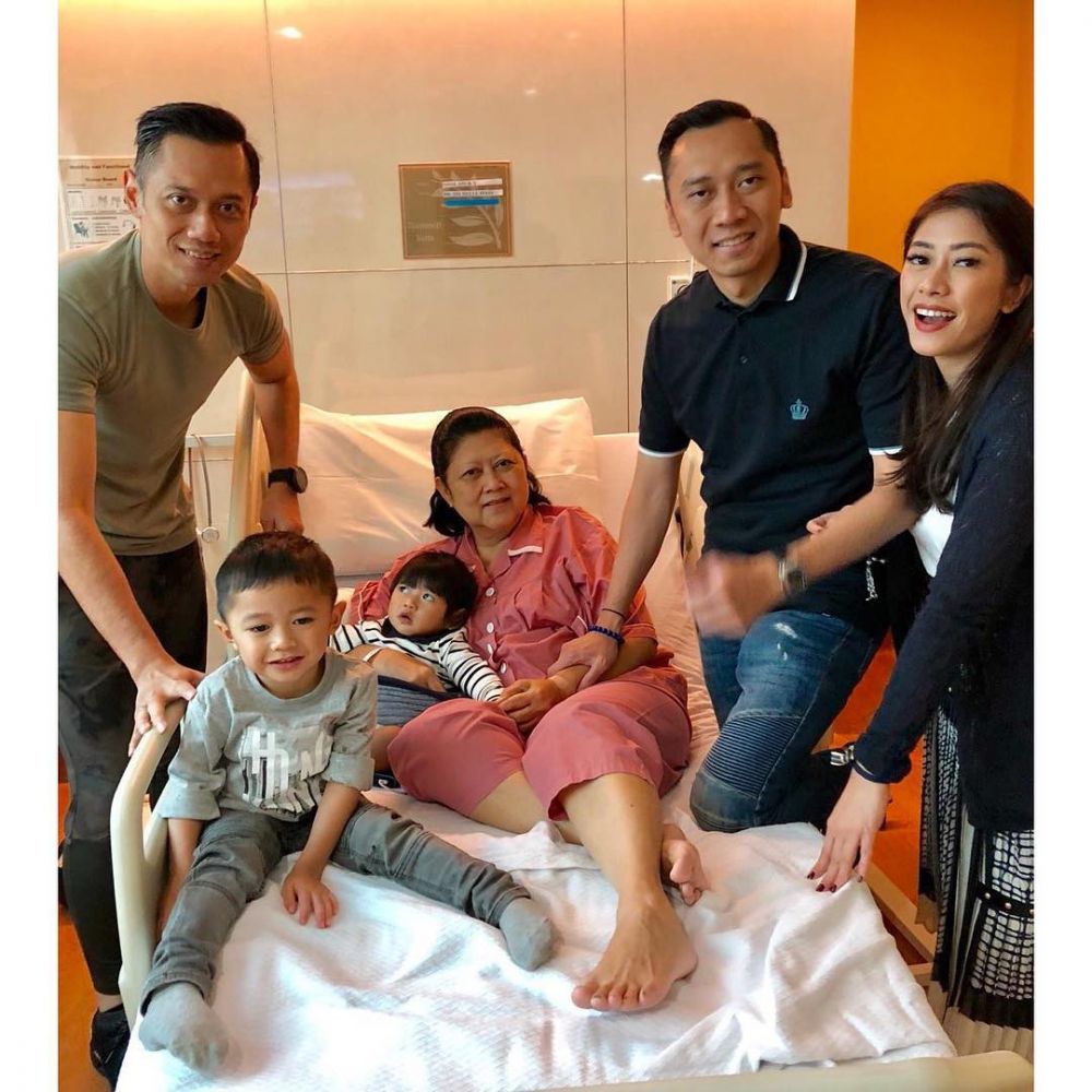 Menderita Kanker Darah, 7 Potret Dukungan Keluarga Untuk Ani Yudhoyono