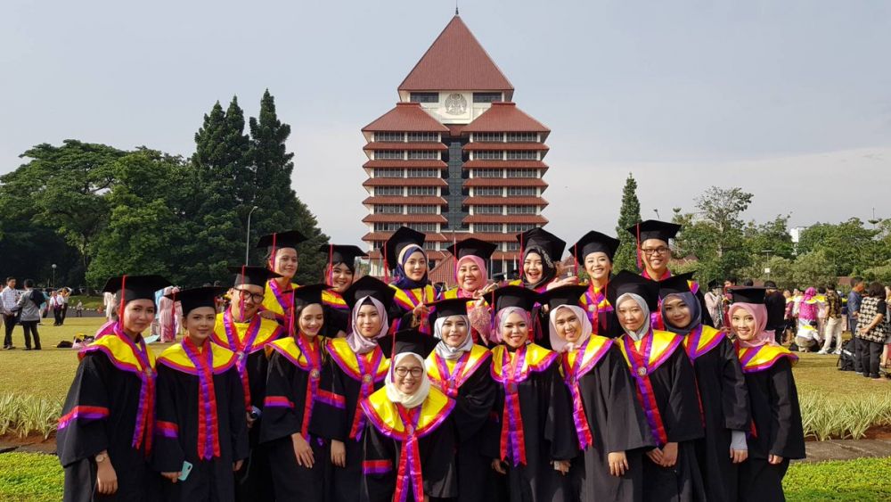  Toga  Wisuda  Perguruan Tinggi Negeri Terbaik di Indonesia