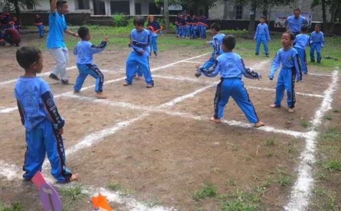 5 Permainan Tradisional Ini Bikin Kamu Pengin Jadi Anak Kecil Lagi - Artikel Permainan Tradisional Gobak Sodor Panjang