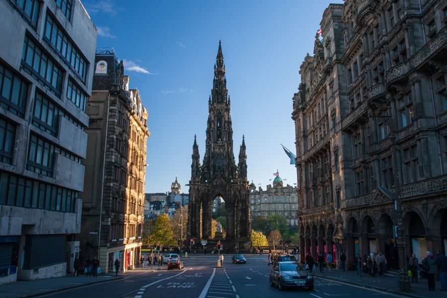 Монумент скотта эдинбург. Scott Monument в Эдинбурге. Scotland Princes Street Scott Monument. Edinburgh Princess Street фтв ф ьщтгьуте ез Цфдеук ысщее.