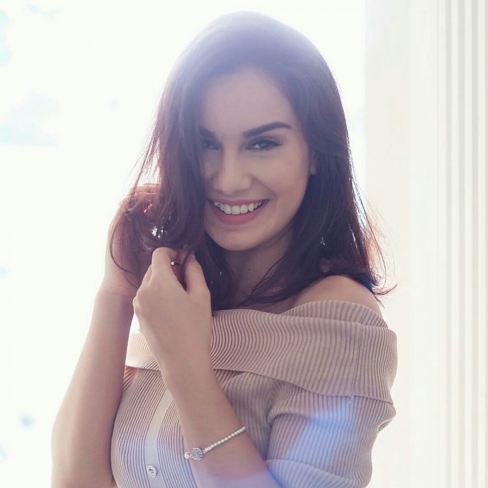 10 Potret Manis Para Artis Bergigi Gingsul Senyumnya Bikin Meleleh