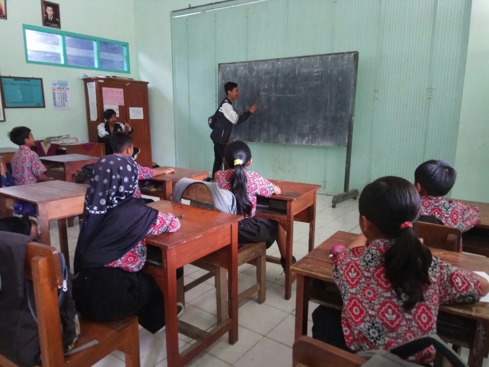 Kekurangan Meja dan Kursi, SD di Tangsel Belajar dengan Lesehan