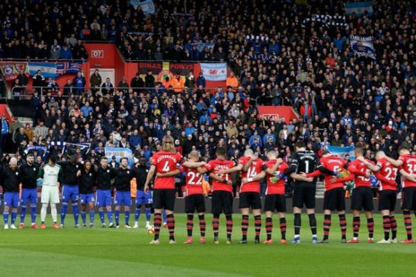 Tiru Gerakan Pesawat Jatuh, Dua Suporter Southampton Ditangkap Polisi