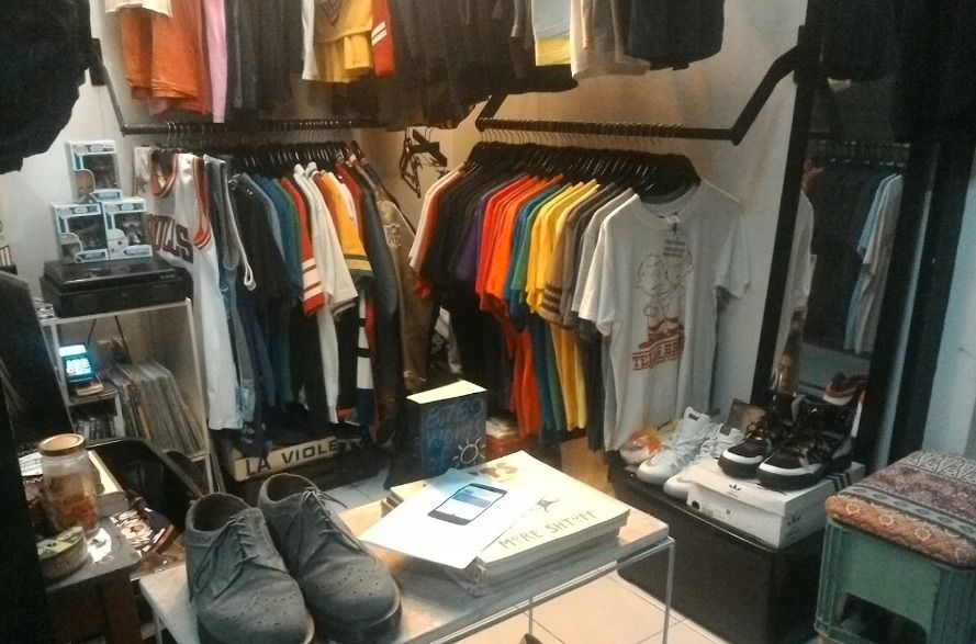 7 Rekomendasi Tempat Berburu Pakaian Vintage di Jakarta