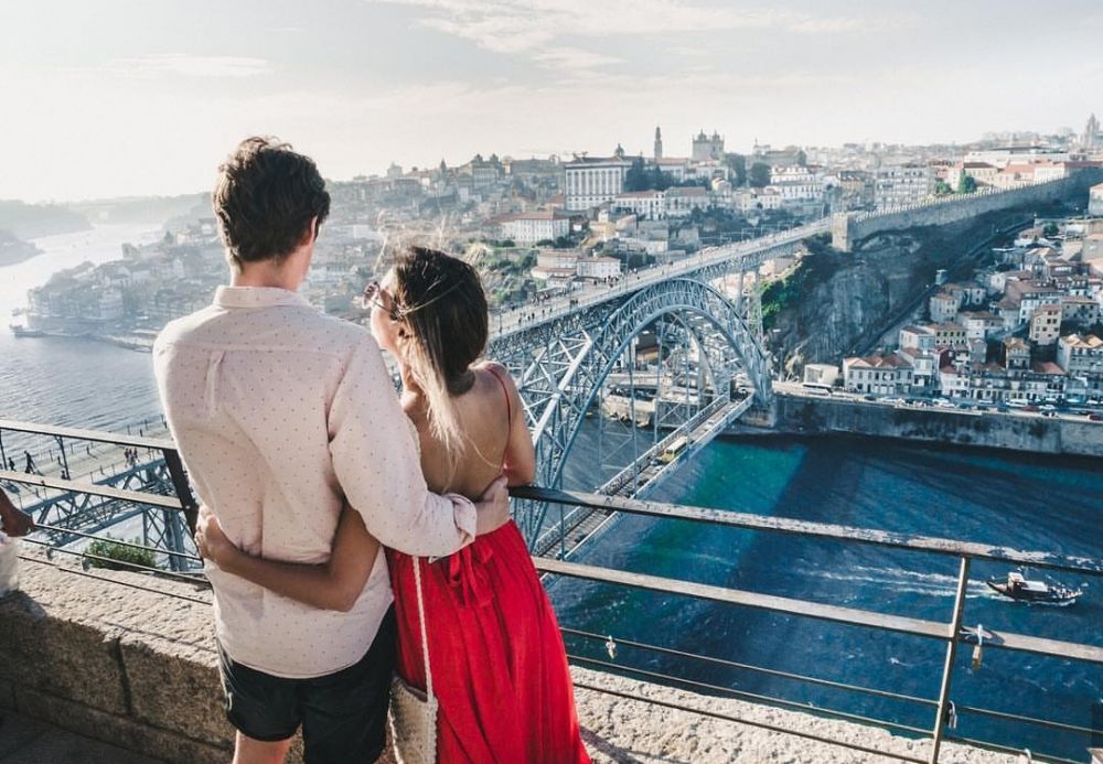 15 Ide Potret Romantis buat Honeymoon ala Pasangan Travel Blogger