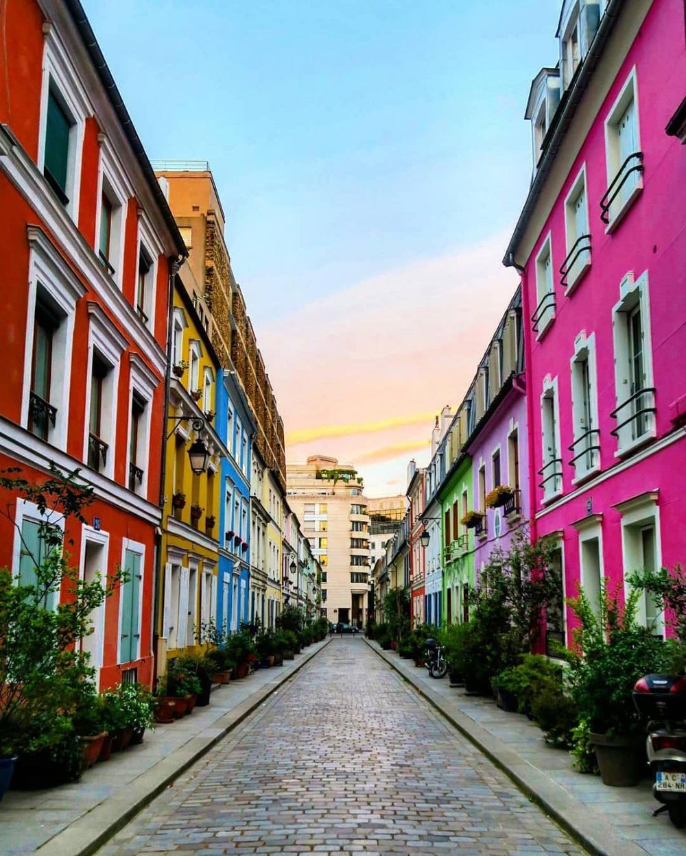 Color street. Париж живописная Cremieux. Rue Crémieux, Париж, Франция. Colorful Street. Colourful Street photo.