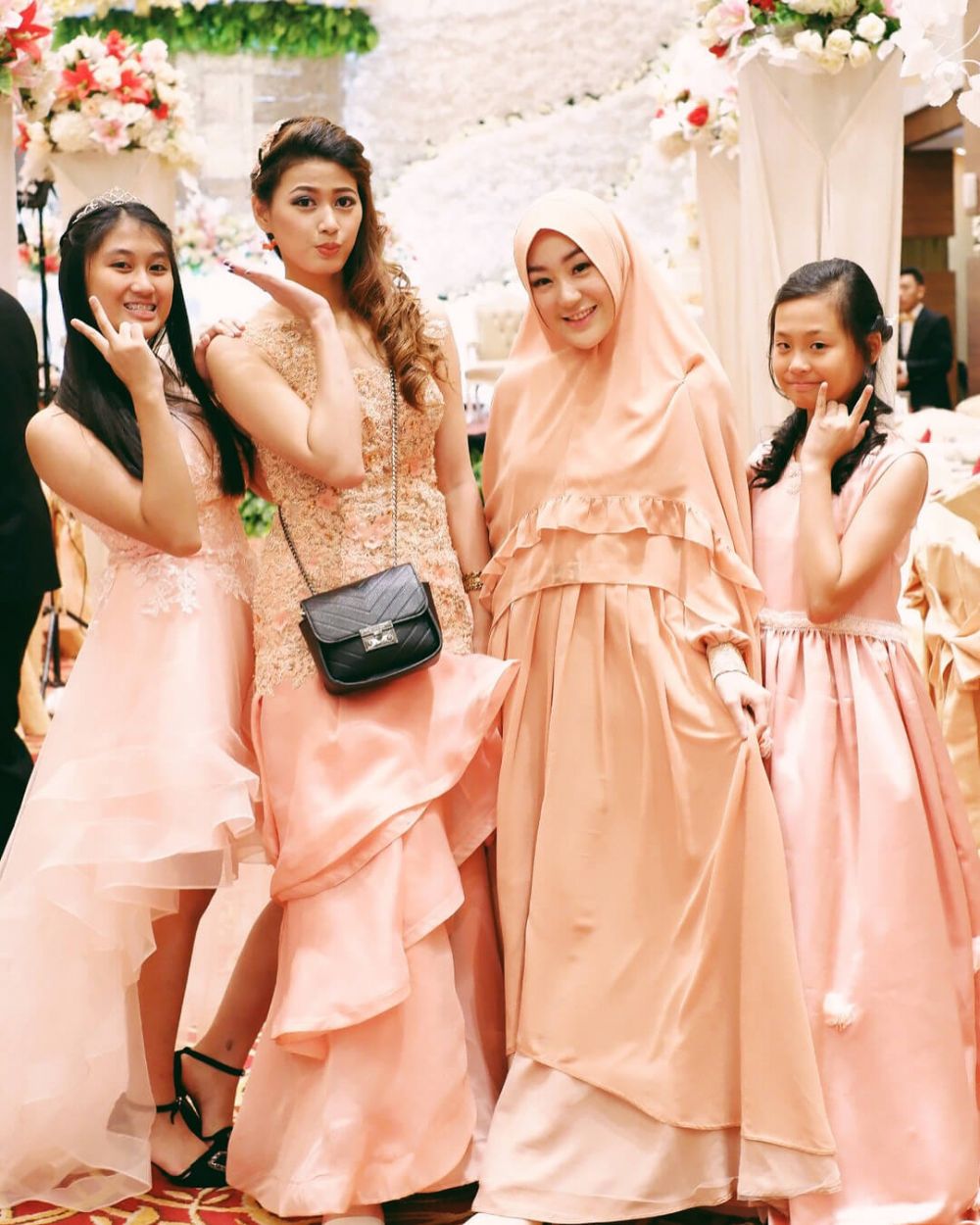 10 Inspirasi Busana Syar'i ala Larissa Chou, Simple Buat Lebaran!