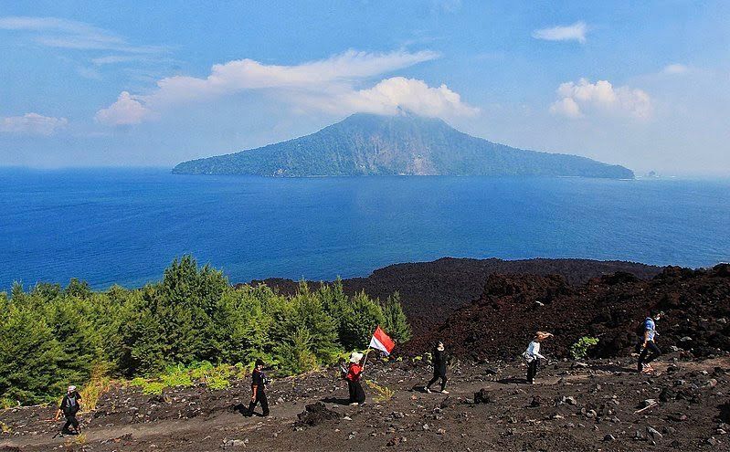 7 Fakta Menarik Gunung Anak Krakatau yang Masih Aktif & Terus Tumbuh