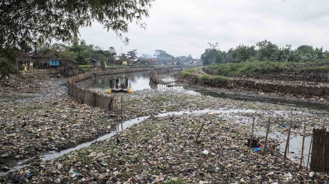 Mungkinkah Sungai Citarum Layak Diminum dalam Lima Tahun ke Depan