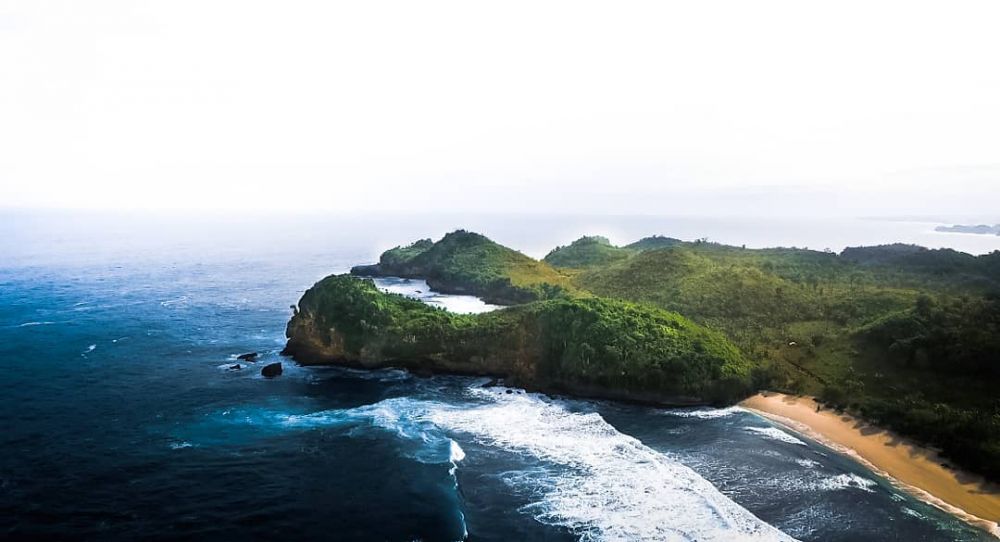 10 Potret Keindahan Parang Dowo, Pantai Unik Berumput Hijau di Malang