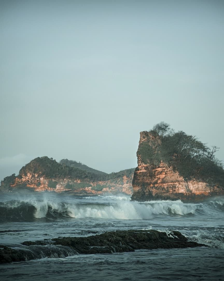 10 Potret Keindahan Parang Dowo, Pantai Unik Berumput Hijau di Malang