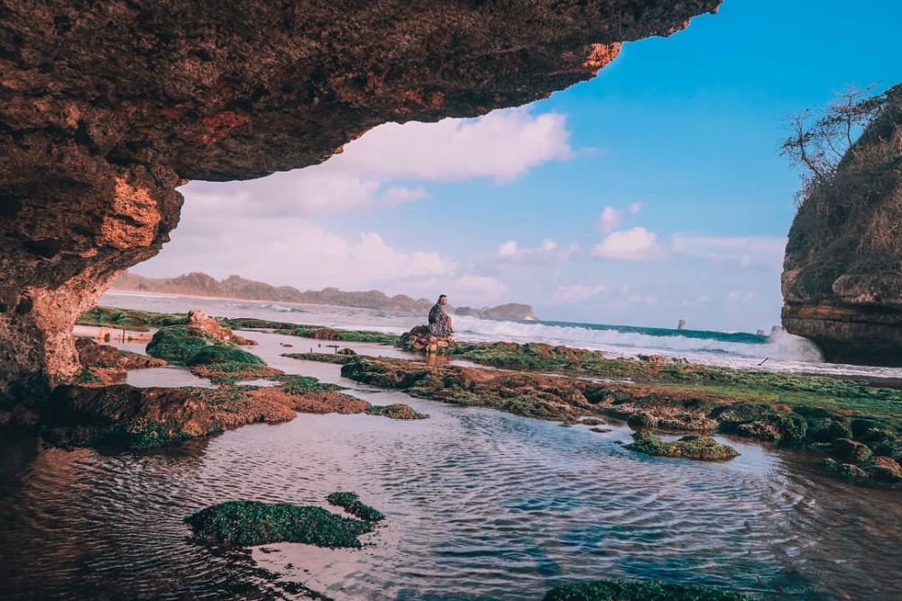 10 Potret Keindahan Parang Dowo, Pantai Unik Berumput Hijau di Malang