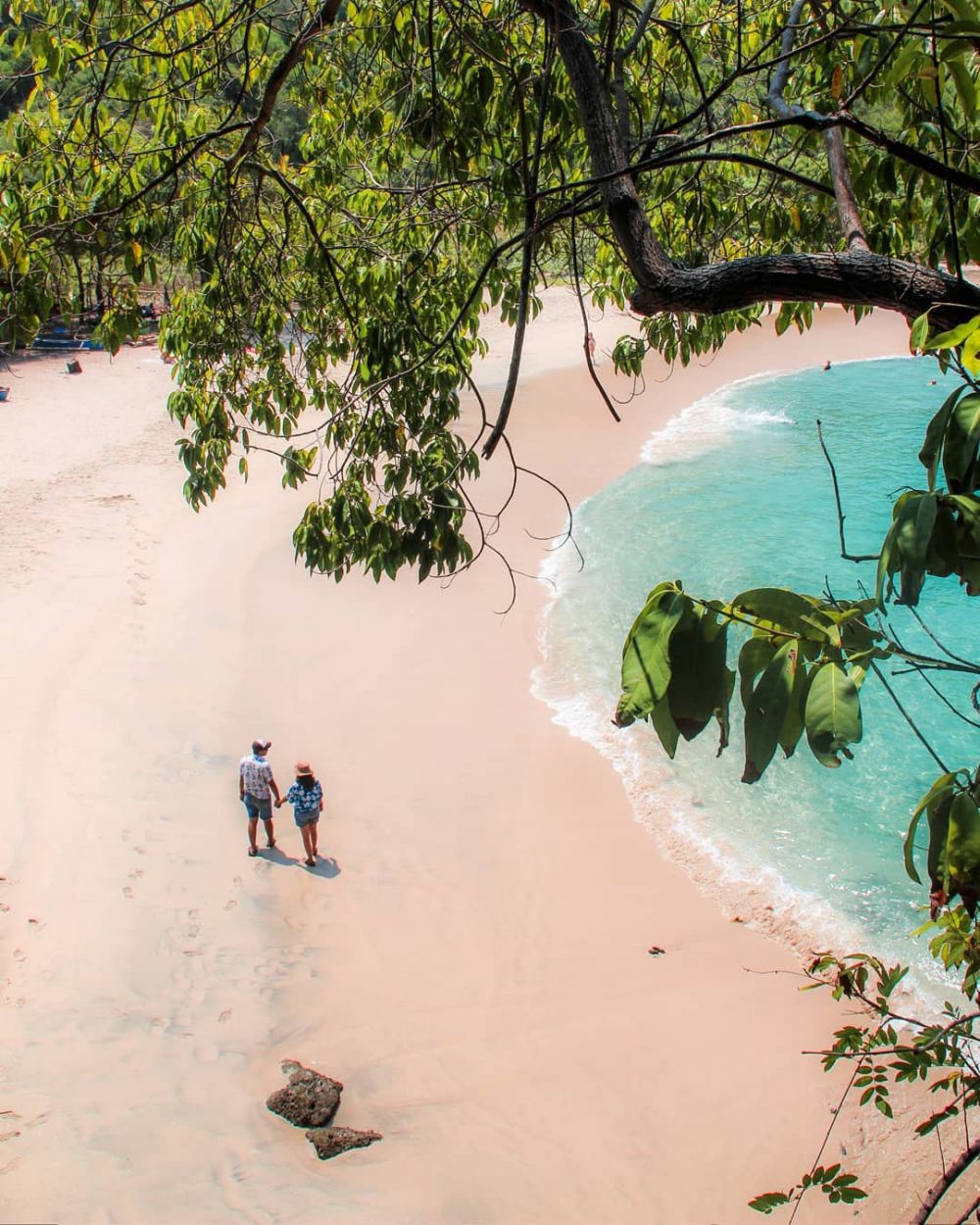 10 Potret Keindahan Pantai Kiko di Pulau Flores yang Bikin Takjub!