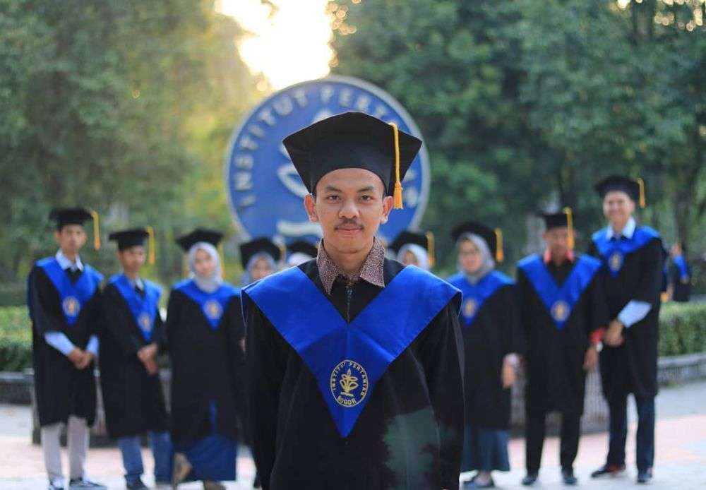 Toga Wisuda Perguruan Tinggi Negeri Terbaik Di Indonesia