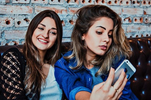 5 Tanda Kalau Teman Suka Manfaatin Kamu, Harus Lebih Hati-Hati!