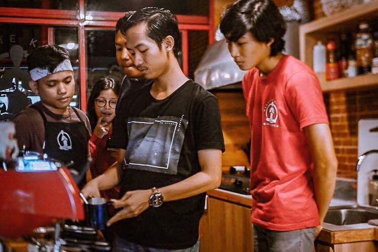 Barista: Belajarnya Mahal, Gajinya di Bawah UMK